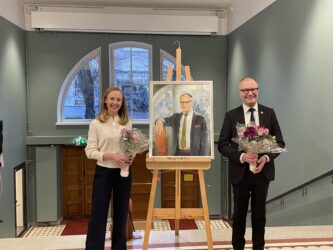 Virallisen muotokuvan pajastustilaisuus Ressun lukiossa 2025. Muotokuva rehtorista Ari Huovisesta. Helsingin kaupungin kokoelma. Virallinen tilaus muotokuva.