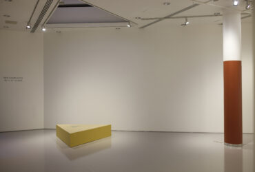 Iiris Kaarlehto: Pyramidi, 2025, vaneri, lasimosaiikki, kalkkimaali ja Pilari, 2025, seinämaali