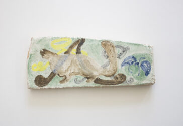 Juliana Hyrri: Kisukannun kaatamat aakkoset, fresko secco, 9 x 20 cm, 2026